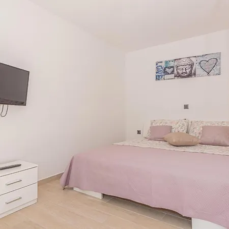 1 Bedroom Lovely In Apartament