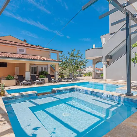 Apartment Amazing In Brodarica With Wifi *