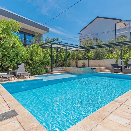1 Bedroom Lovely In *