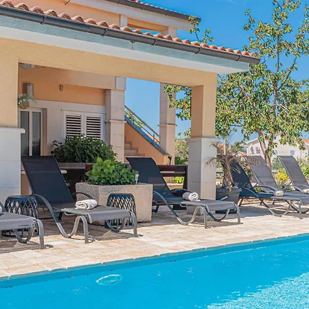 Apartment Amazing In Brodarica With Wifi *