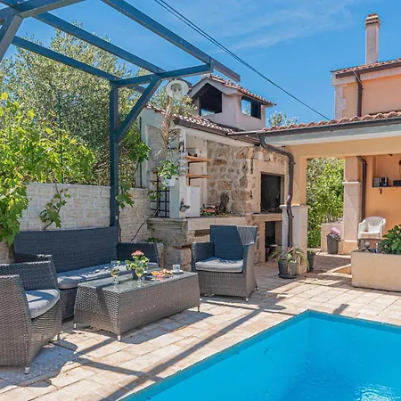 Amazing In Brodarica With Wifi Apartment *