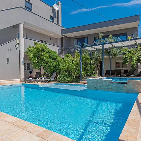 1 Bedroom Lovely In *