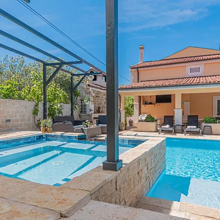 Amazing In Brodarica With Wifi Apartment